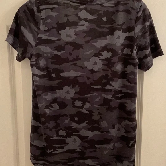 Athleta Breezy Camo Scoop Tee - Size Small - NWOT - Picture 9 of 9